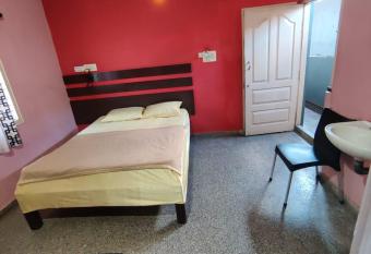 HOTEL EMPIRE LODGE allows 18 year olds to book a room