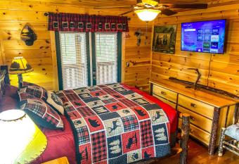 Goldenbearretreatcabinquiet, Hot Tub has Balcony rooms