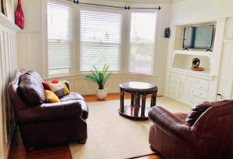 Misha's Cozy Rare 3brm allows 18 year olds to book a room