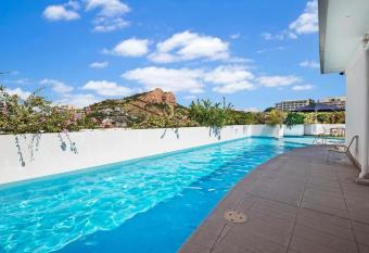 Executive Inner City Spacious Apartment has Balcony rooms