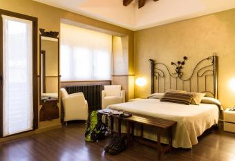 Hotel Els Ca  adors de Ribes has rooms with a private hot tub