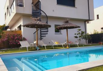 Villa les Flamants roses has Balcony rooms