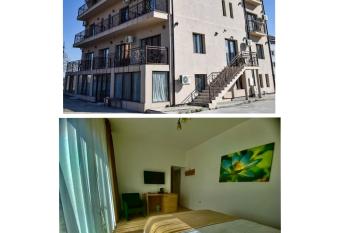 Green Room - Pensiunea Apartamente 9 has Balcony rooms