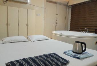 POP 80983H Hotel Disney Rooms allows 18 year olds to book a room