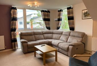 Comfortable 3-Storey House with Free Car Parking has Balcony rooms