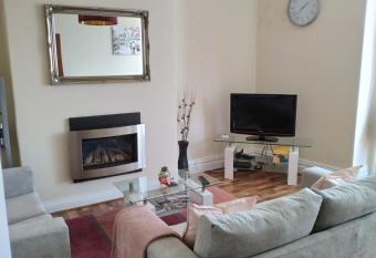 Modern 2bed close to the Promenade & Theatre allows 18 year olds to book a room