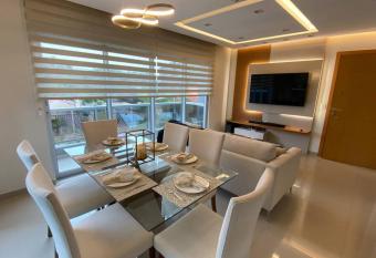 302 Apart-Hotel de Lujo de hasta 3 habitaciones, en Eje Corporativo de Asunci  n has Balcony rooms