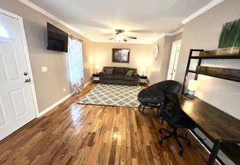 Peaceful Townhouse Near Lake has Balcony rooms