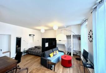   Le Servet Street   central et tout confort allows 18 year olds to book a room