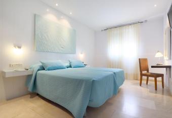 Hotel Oasis allows 18 year olds to book a room