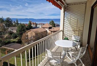 Au Beau Voyage    2 pas des Thermes allows 18 year olds to book a room