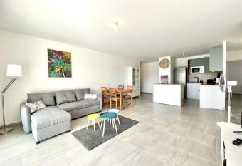 Bright and spacious apartment in Saint-Rapha  l has Balcony rooms