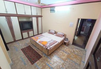 Walnut Brown Homestay - Spacious 1 BHK Balcony Apartment in Central Indore has Balcony rooms