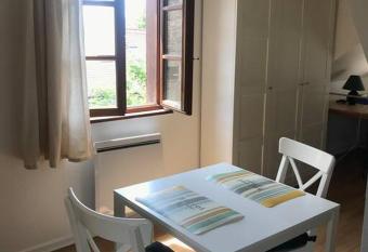 Duplex de charme proche des institutions UE allows 18 year olds to book a room