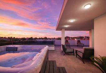 Leonardo Luxury Residence 2 Penthouse with jacuzzi has rooms with a private hot tub