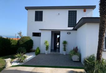 Chalet Jamaica 2 allows 18 year olds to book a room