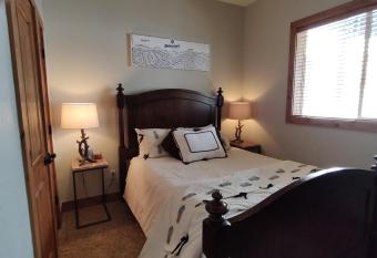 AmberGlow SkiIn/SkiOut Timber Frame Cabin has Balcony rooms