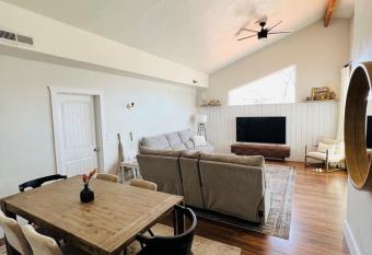 Charming home walking distance from downtown Kanab, w/King Suite has Balcony rooms