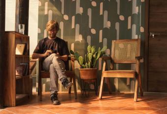 Flore Hostel has Balcony rooms