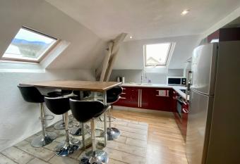 Charmant duplex au centre d Aix allows 18 year olds to book a room