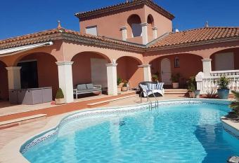 Les Collines d Ugernum allows 18 year olds to book a room