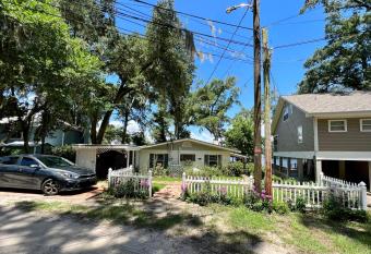 Escape to Lake Talquin High End Modern Style Open Design has Balcony rooms