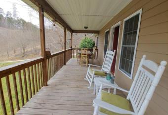 Brush Creek Cottage, Cozy 3 bed/2 bath Haven. has Balcony rooms
