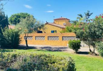 Magnifique Maison avec piscine priv  e    300 m d une tr  s jolie plage de sable allows 18 year olds to book a room
