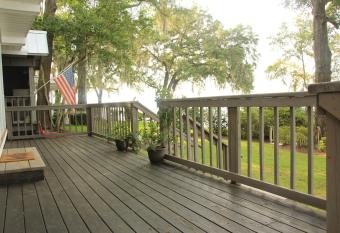 Tranquil Lake House has Balcony rooms