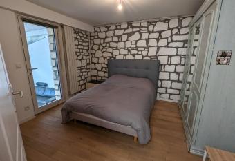 Loft, rez de jardin de maison 3 chambres avec grand jardin has Balcony rooms