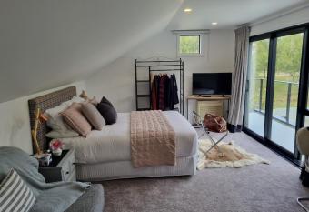 Alto on hedditch has Balcony rooms