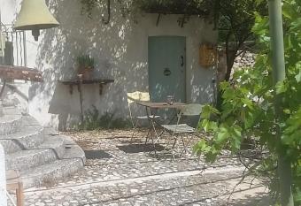 APPARTEMENT DANS HAMEAU PROVENCAL has Balcony rooms