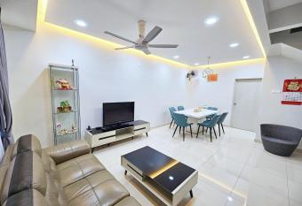 Entire Home at Indahpura, Kulai allows 18 year olds to book a room