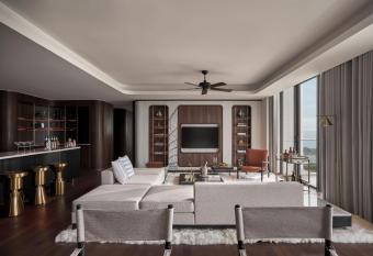 The Yacht Hotel by DC has rooms with a private hot tub