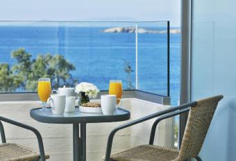 Amarilia Hotel allows 18 year olds to book a room