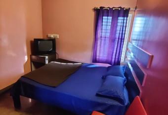 HOTEL EMPIRE LODGE has Balcony rooms