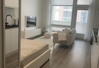 Yksi   loistavalla sijainnilla sek   yhteyksill   has Balcony rooms