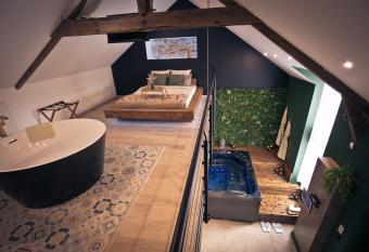 Maison avec jacuzzi privatif allows 18 year olds to book a room