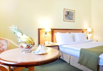 Alrawda allows 18 year olds to book a room