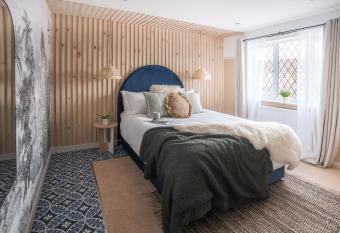 4-Bed Cotswold Getaway with Hot Tub & Gaming Room has rooms with a private hot tub