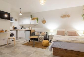 Studio     le Boh  me chic     allows 18 year olds to book a room