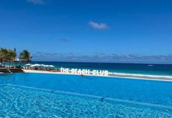 Estancia N  poles, CANA BAY Hard Rock. has rooms with a private hot tub