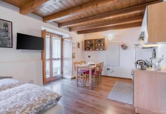 Monolocali di C   Selvetta Holiday Houses has Balcony rooms