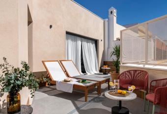 Magno Apartments Castilla has rooms with a private hot tub