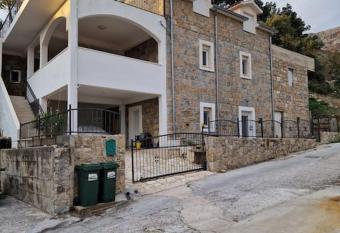 Villa proche de Split et d   Omis allows 18 year olds to book a room