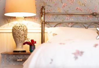 The Blue Cat allows 18 year olds to book a room