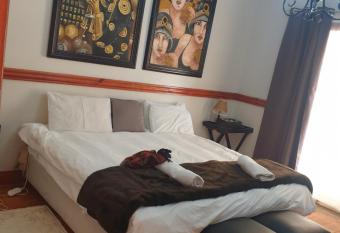 Lead Glass Gottages allows 18 year olds to book a room