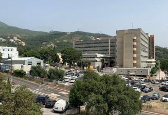 Studio vue montagne avec parking gratuit allows 18 year olds to book a room