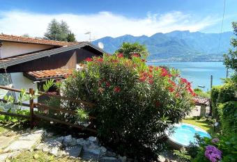 Villa il Pescarino jacuzzi with lake view allows 18 year olds to book a room