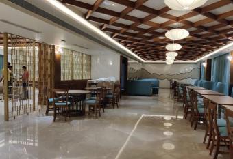 Hotel Le Grandeur has Balcony rooms